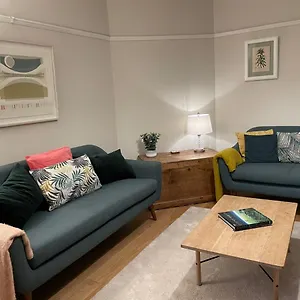  Holiday home No 12 - Stylish & Homely 3 Bed With Parking Close To Centre