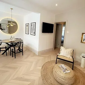  Apartment Courtyard Garden, Beautifully Finished Flat - Ba1
